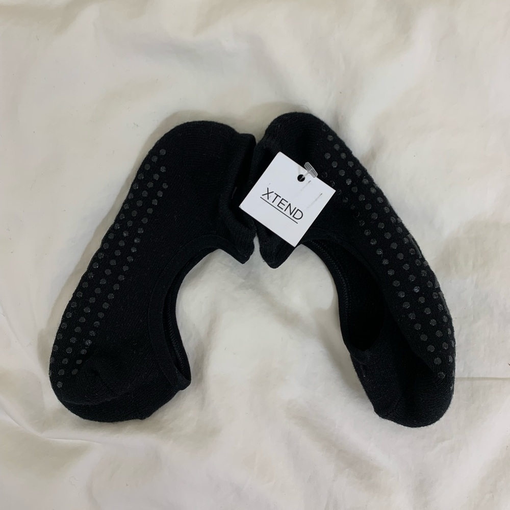 Women’s gripper Barre socks in black size small